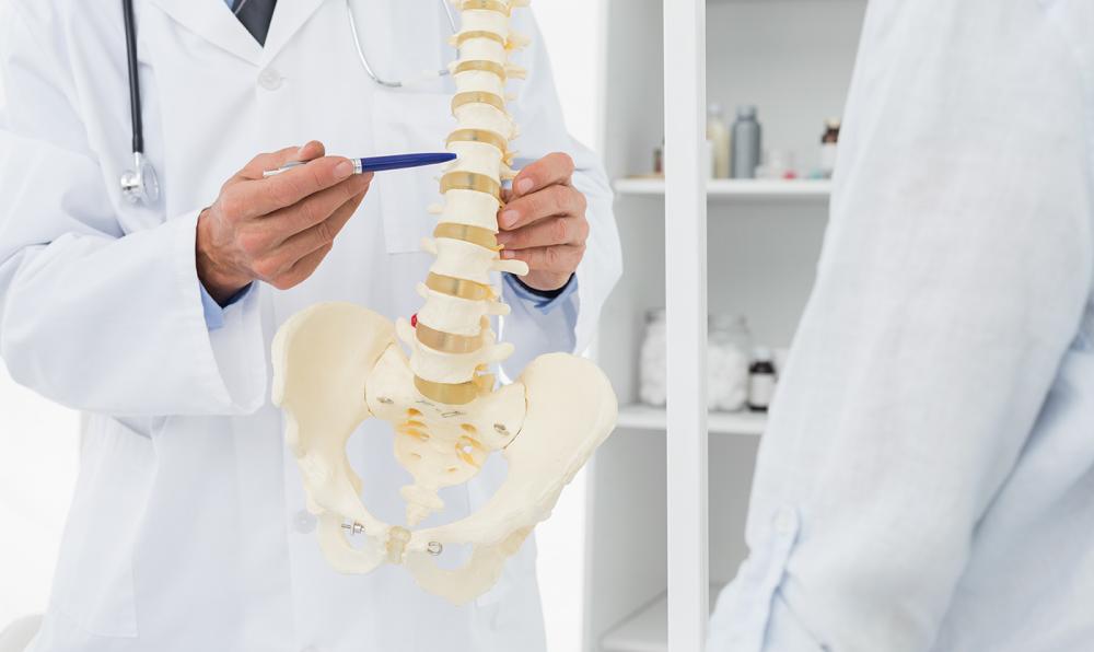 Chiropractor Diagnosing and treating herniated disk in Lake Worth, FL 